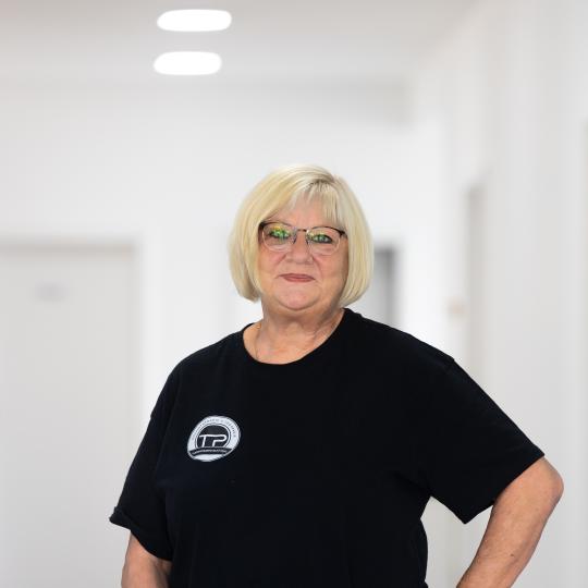 blonde Frau mit Brille