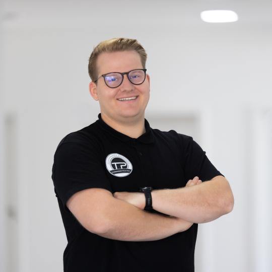 blonder, junger Mann mit Brille