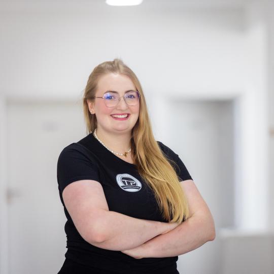 blonde, junge, lächelnde Frau