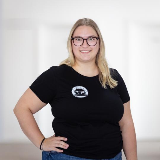 blonde , junge, lächelnde Frau mit Brille